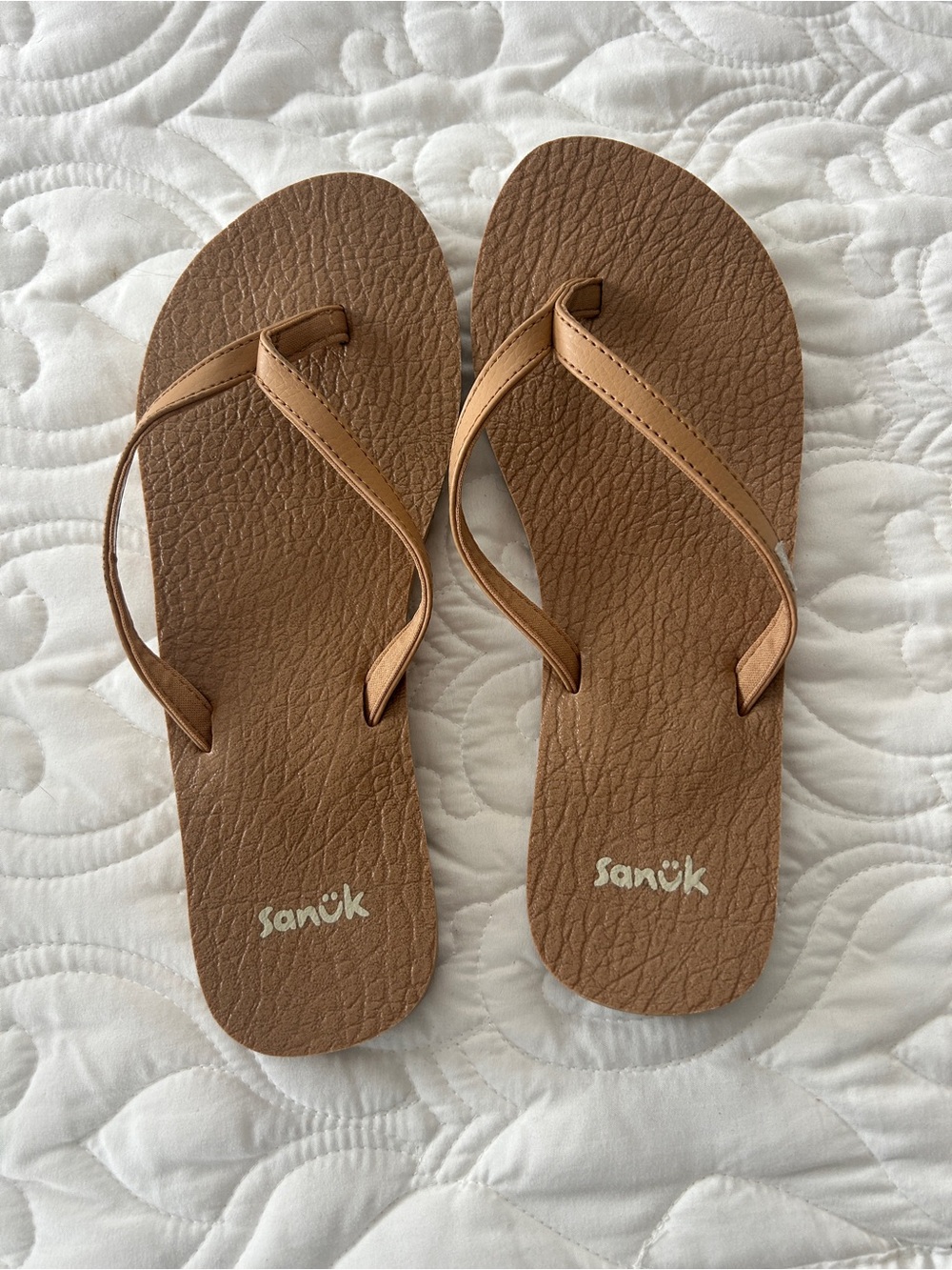 Sanuk cushy flip flops